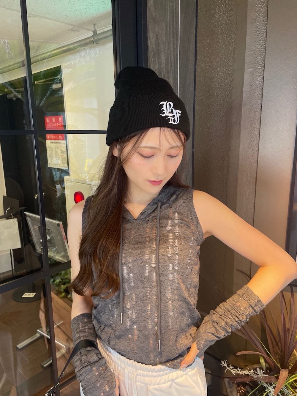 ホワイト系のスウェットパンツ、ブラック系のブーツ、ブラック系のハンドバッグを着用したレディースの春コーディネートの2枚目の写真