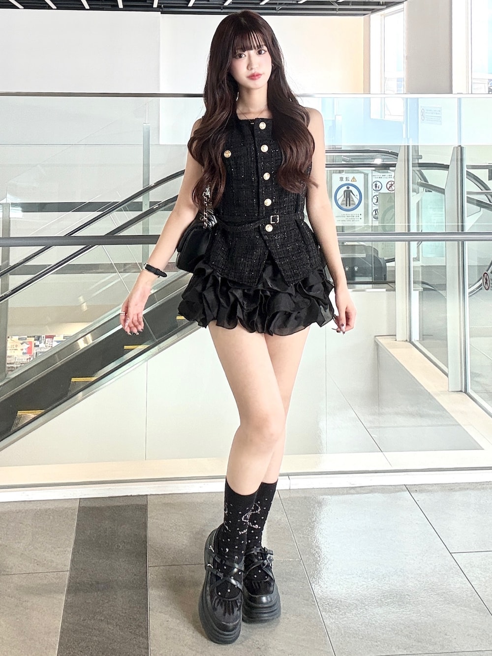 ブラック系のショルダーバッグ、ブラック系のシャツ/ブラウスを着用したレディースの夏コーディネートの2枚目の写真