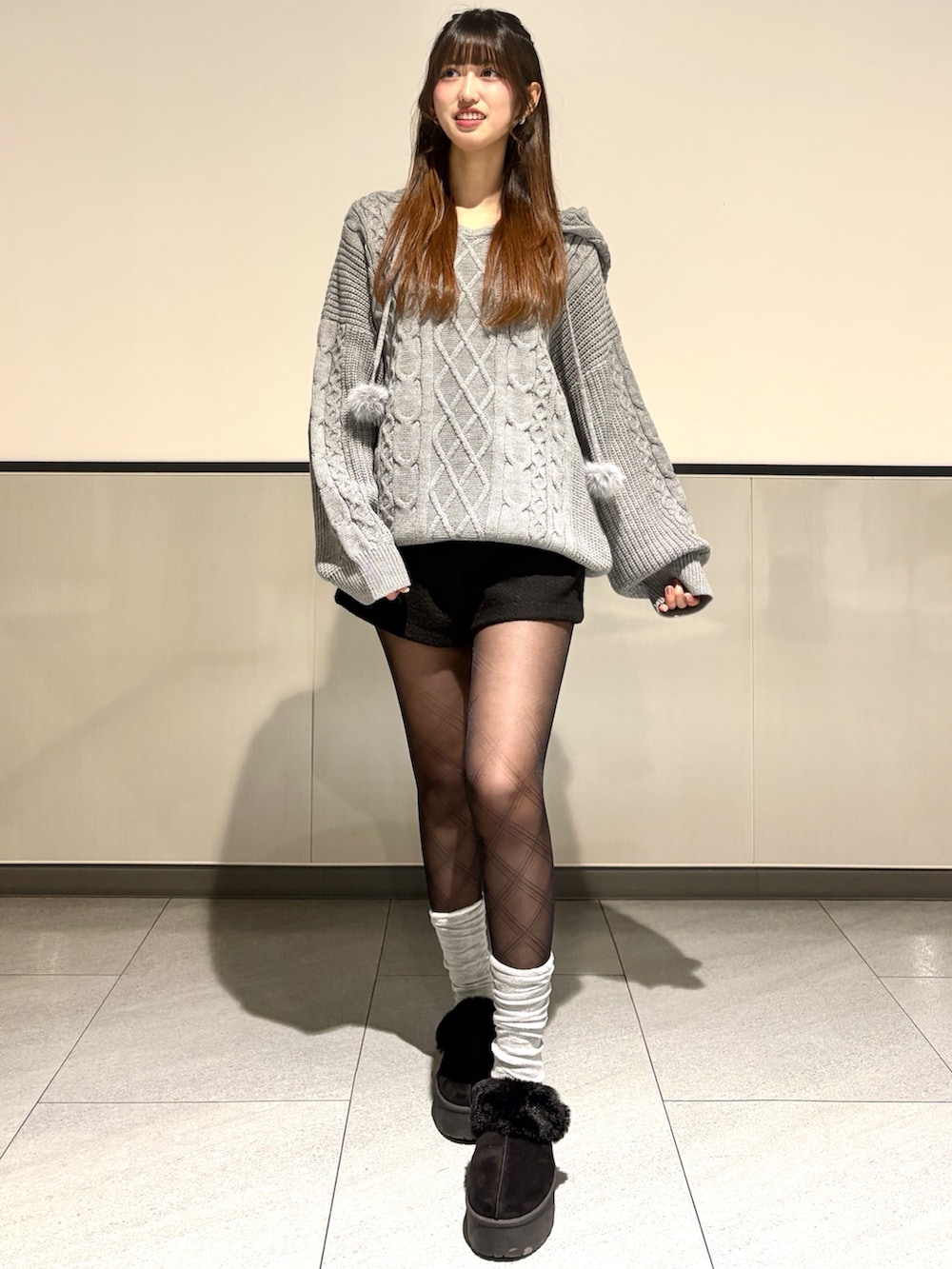 グレー系のパーカー、ブラック系のその他パンツ、ブラック系のブーツを着用したレディースの冬コーディネートの2枚目の写真