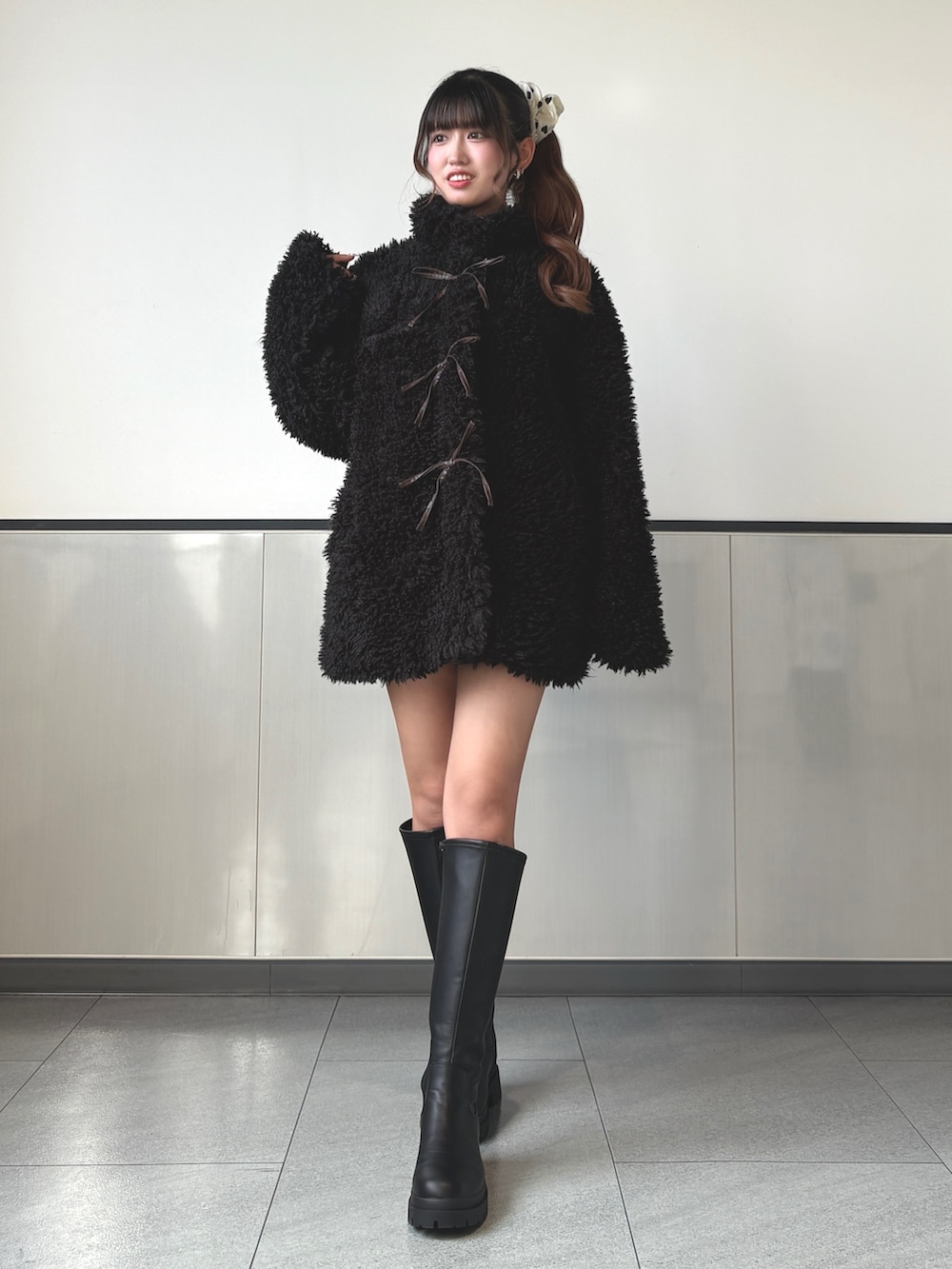 ブラック系のブルゾン、ブラック系のブーツを着用したレディースの秋コーディネートの2枚目の写真