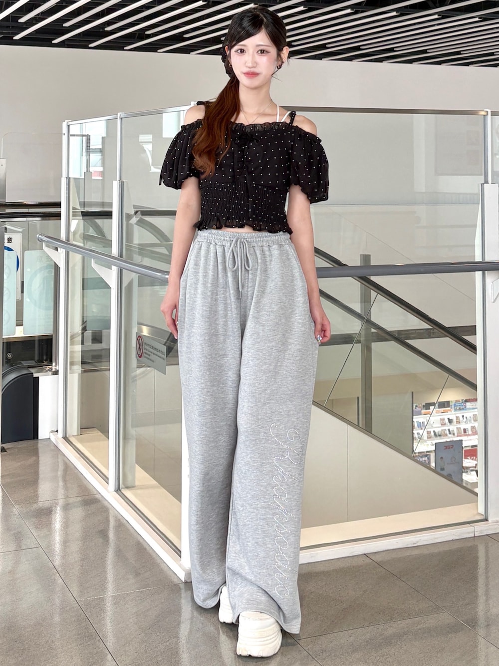 ブラック系のシャツ/ブラウス、グレー系のその他パンツを着用したレディースの夏コーディネートの2枚目の写真