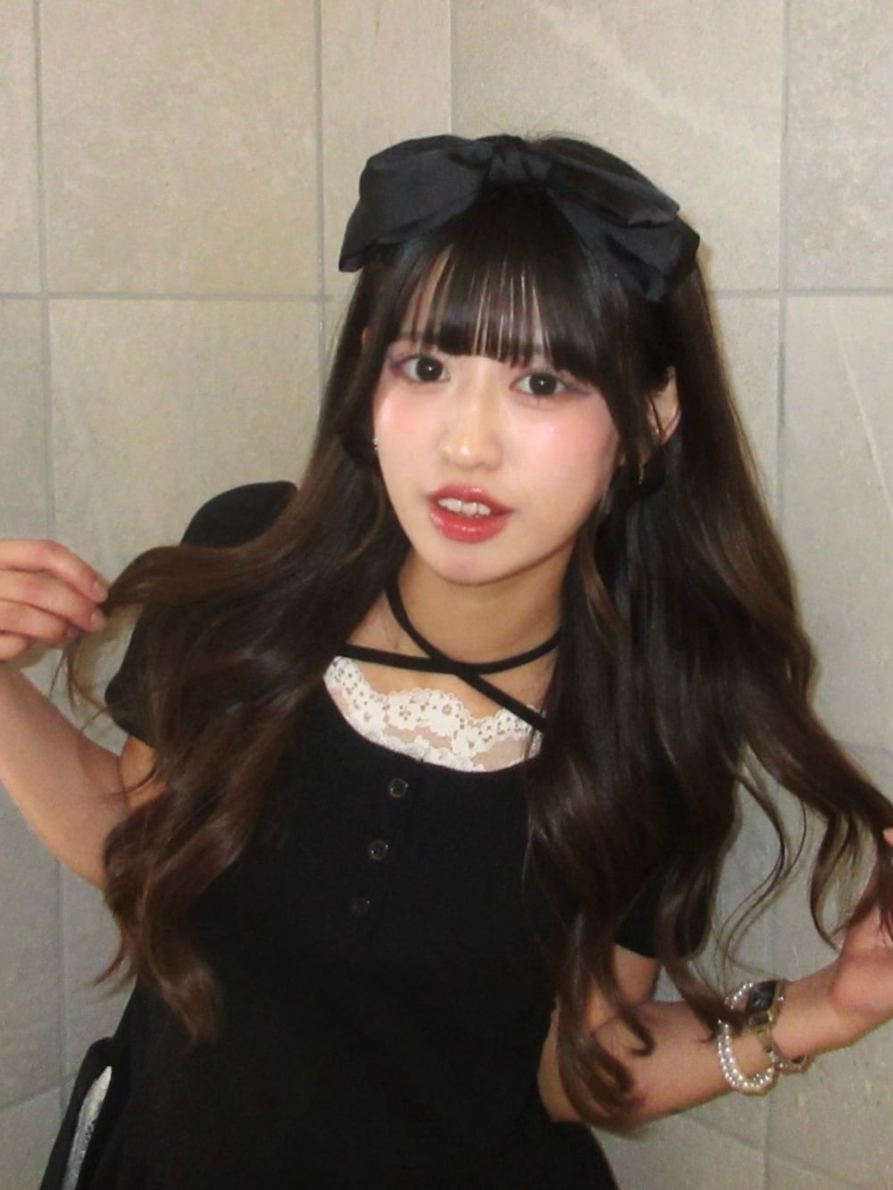 ブラック系のTシャツ/カットソーを着用したレディースの春コーディネートの2枚目の写真