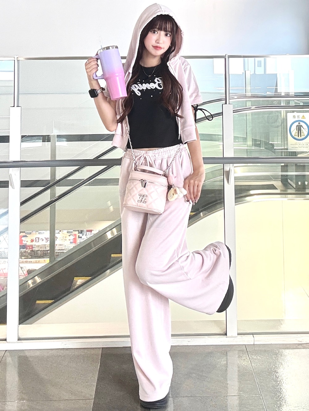 ブラック系のTシャツ/カットソー、ピンク系のセットアップ、ピンク系のショルダーバッグを着用したレディースの夏コーディネートの2枚目の写真