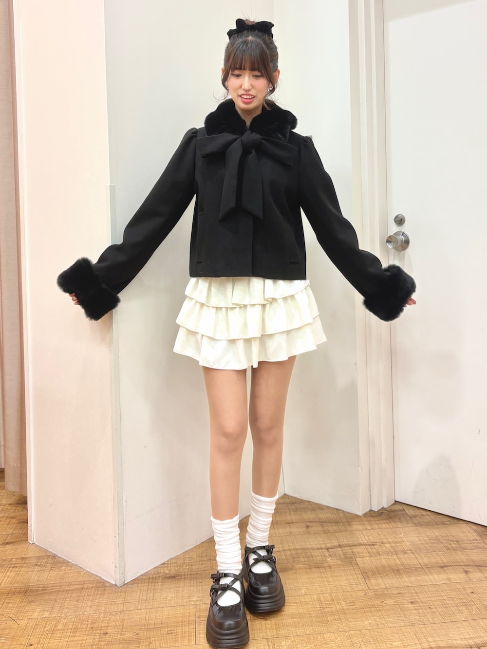 ブラック系のダウンジャケット/コート、ホワイト系のスカートを着用したレディースの冬コーディネートの3枚目の写真