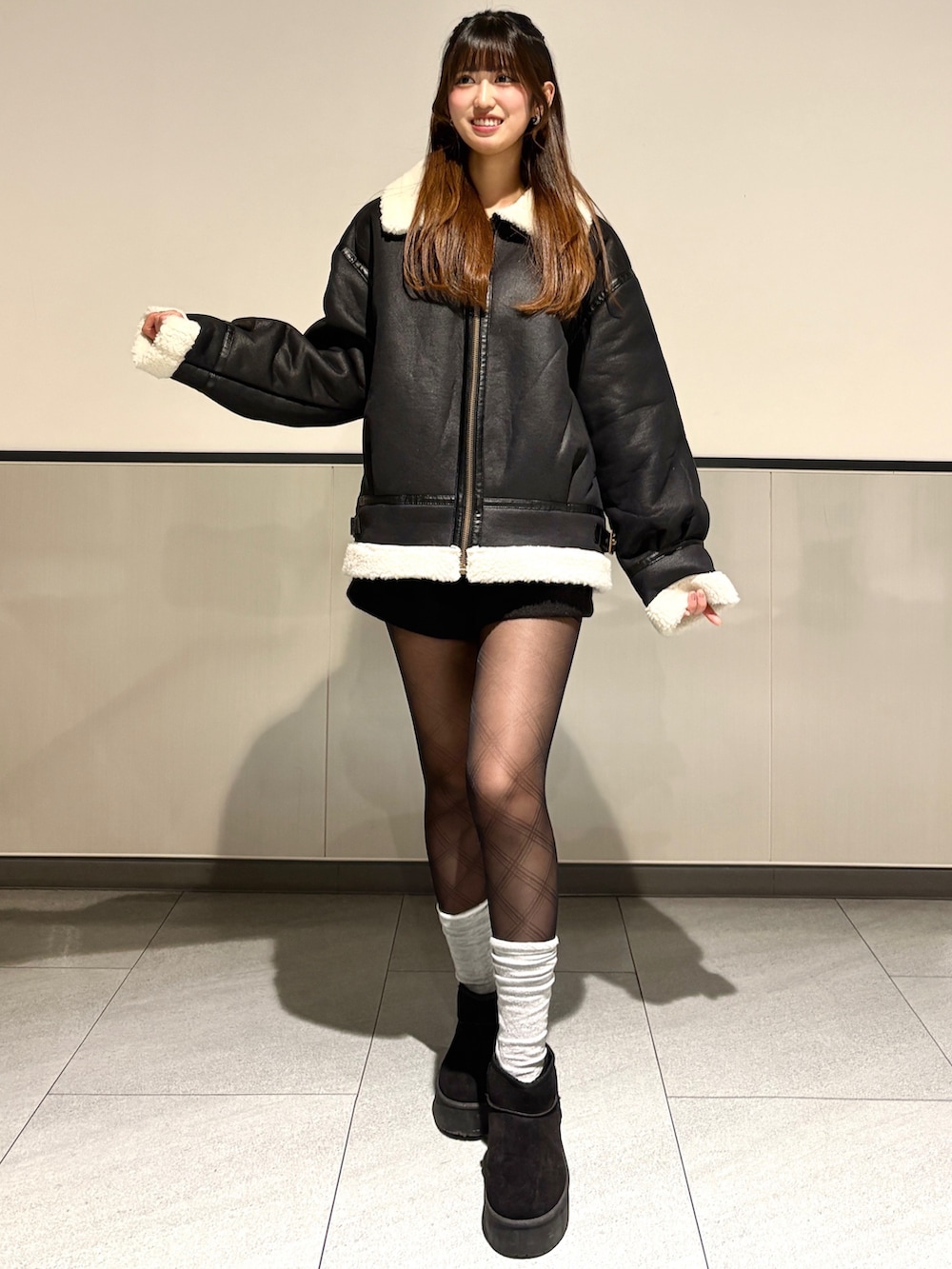 ブラック系のブルゾン、ブラック系のその他パンツ、ブラック系のブーツを着用したレディースの冬コーディネートの2枚目の写真