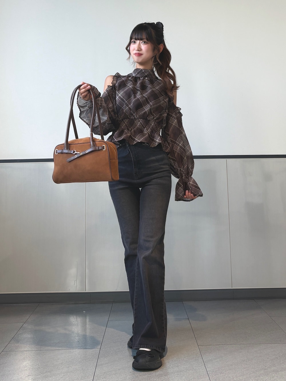 ブラウン系のシャツ/ブラウス、グレー系のデニムパンツ、イエロー系のハンドバッグを着用したレディースの秋コーディネートの2枚目の写真