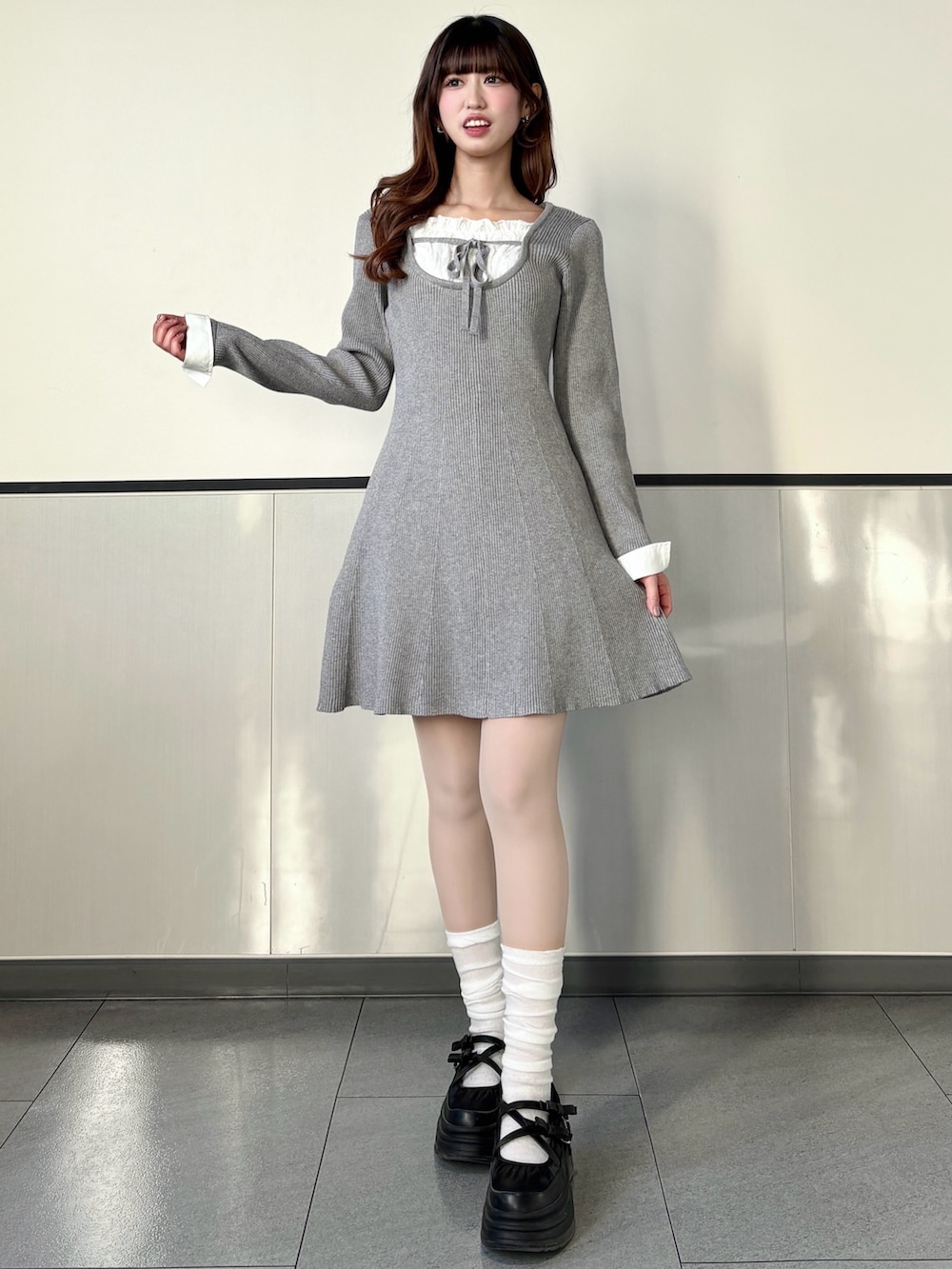 グレー系のワンピースを着用したレディースの冬コーディネートの2枚目の写真