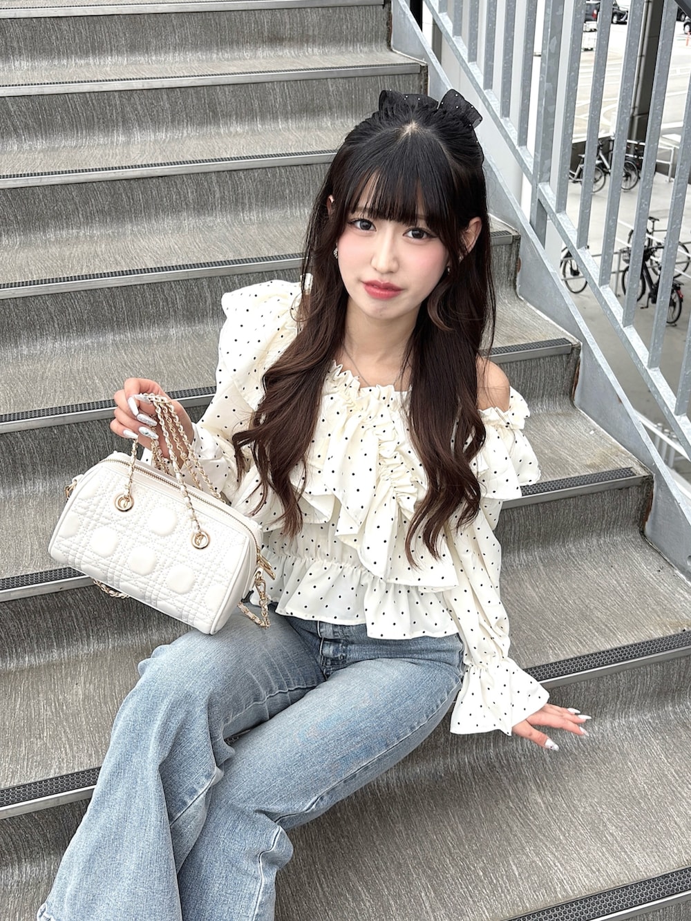 ホワイト系のシャツ/ブラウス、ホワイト系のボストンバッグ、ホワイト系のスニーカーを着用したレディースの春コーディネートの3枚目の写真
