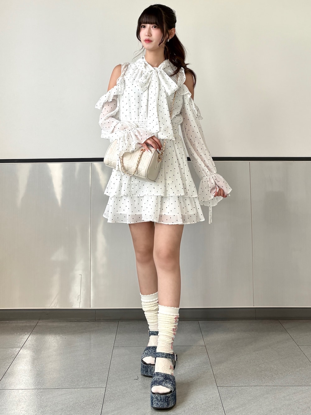 ホワイト系のワンピースを着用したレディースの春コーディネートの2枚目の写真