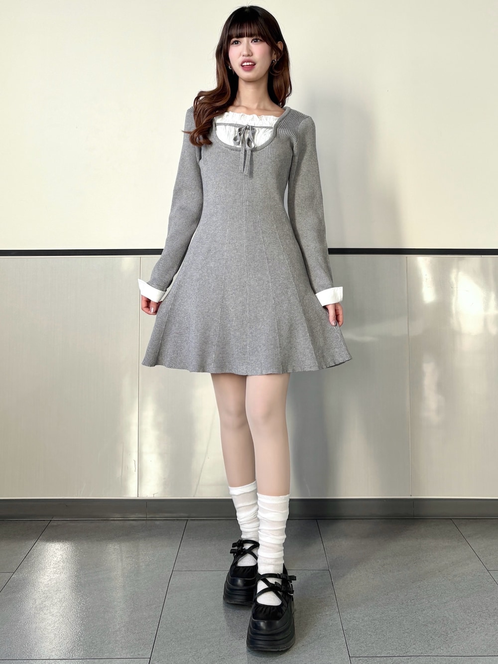 グレー系のワンピースを着用したレディースの冬コーディネートの3枚目の写真