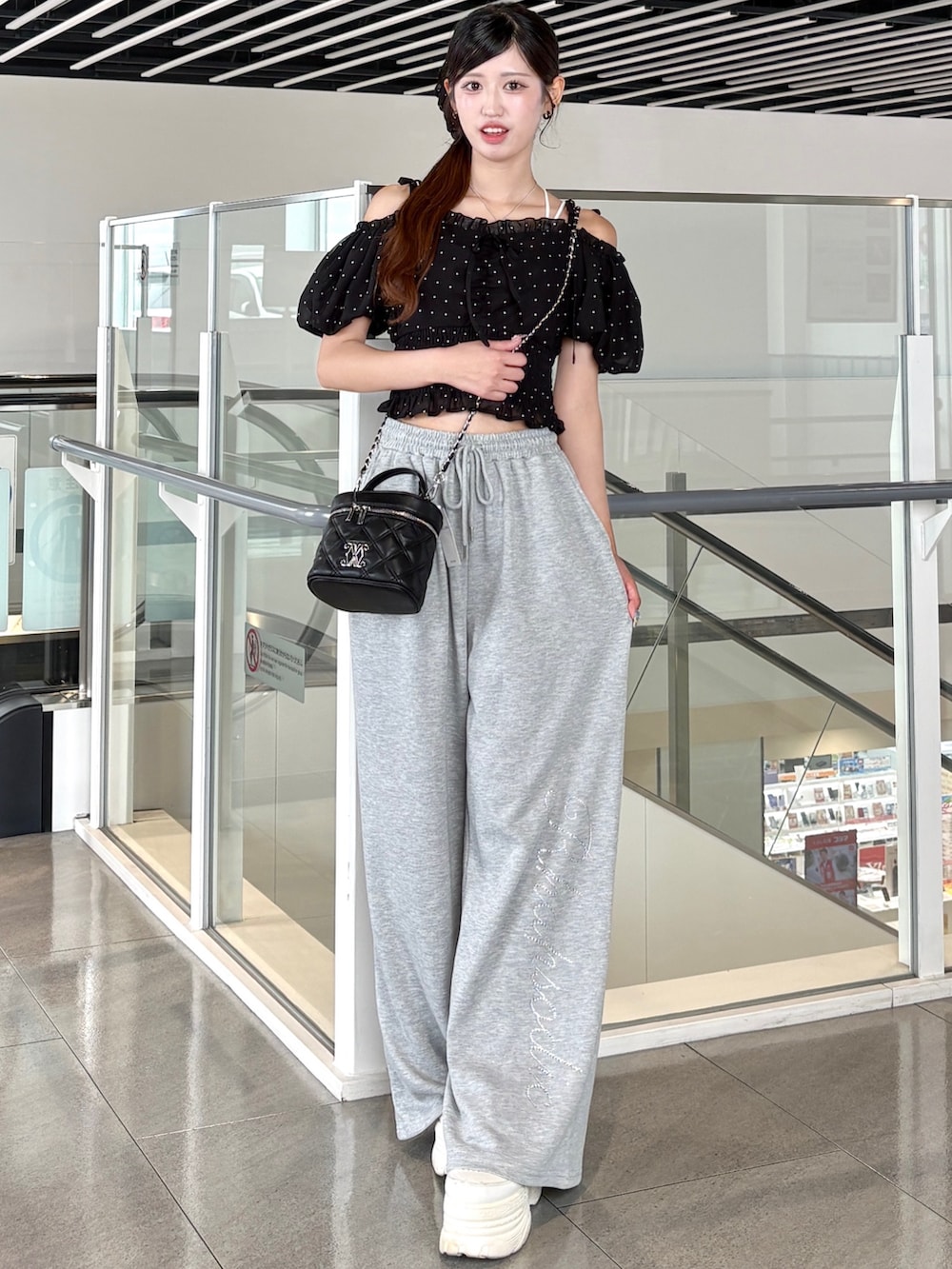 ブラック系のシャツ/ブラウス、グレー系のその他パンツを着用したレディースの夏コーディネートの3枚目の写真
