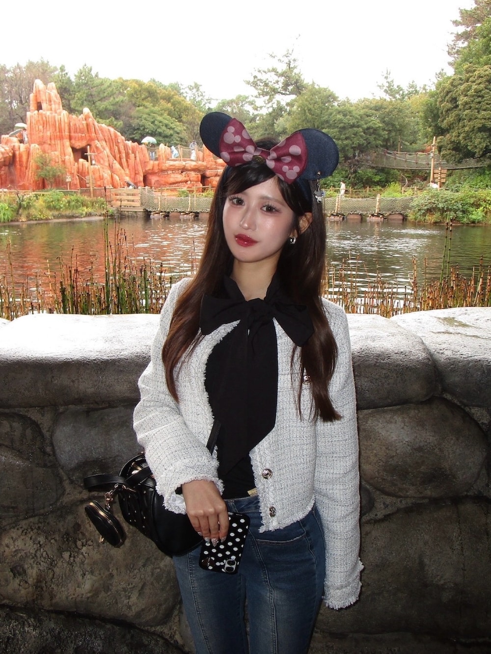 ホワイト系のブルゾン、ブラック系のボストンバッグを着用したレディースの春コーディネートの2枚目の写真