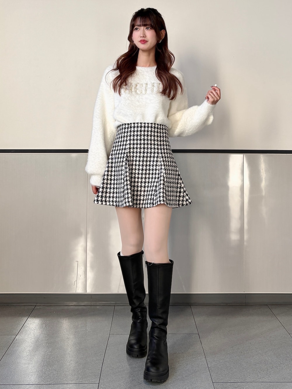 ホワイト系のニット/セーター、ホワイト系のダウンジャケット/コート、その他のスカートを着用したレディースの冬コーディネートの3枚目の写真