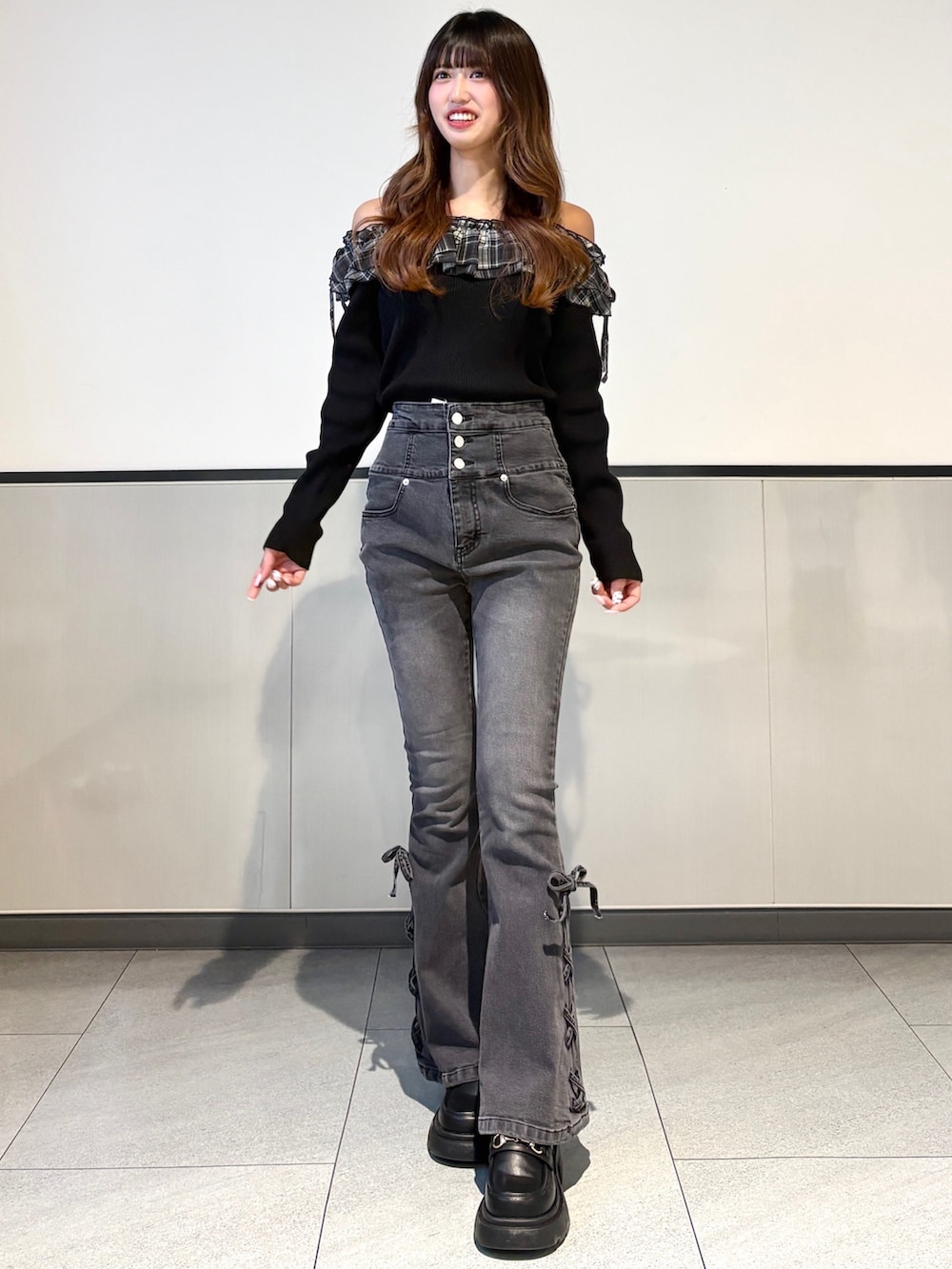 ブラック系のニット/セーターを着用したレディースの冬コーディネートの3枚目の写真