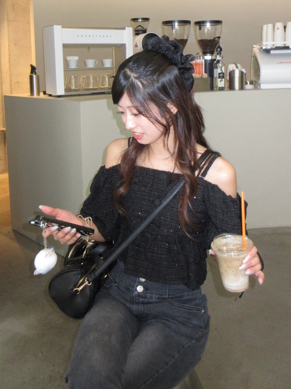 ブラック系のシャツ/ブラウス、ブラック系のボストンバッグを着用したレディースの春コーディネートの3枚目の写真