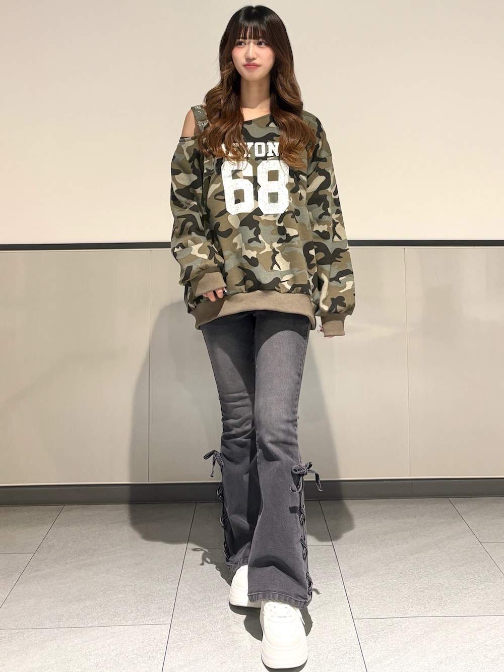 ホワイト系のスニーカー、その他のスウェットを着用したレディースの冬コーディネートの3枚目の写真