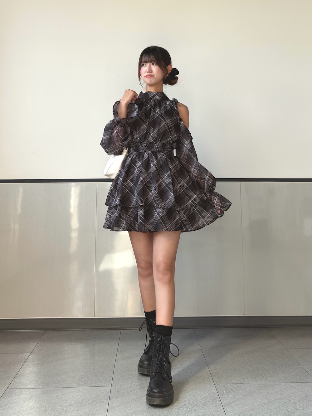 ブラック系のワンピース、ホワイト系のショルダーバッグを着用したレディースの秋コーディネートの3枚目の写真