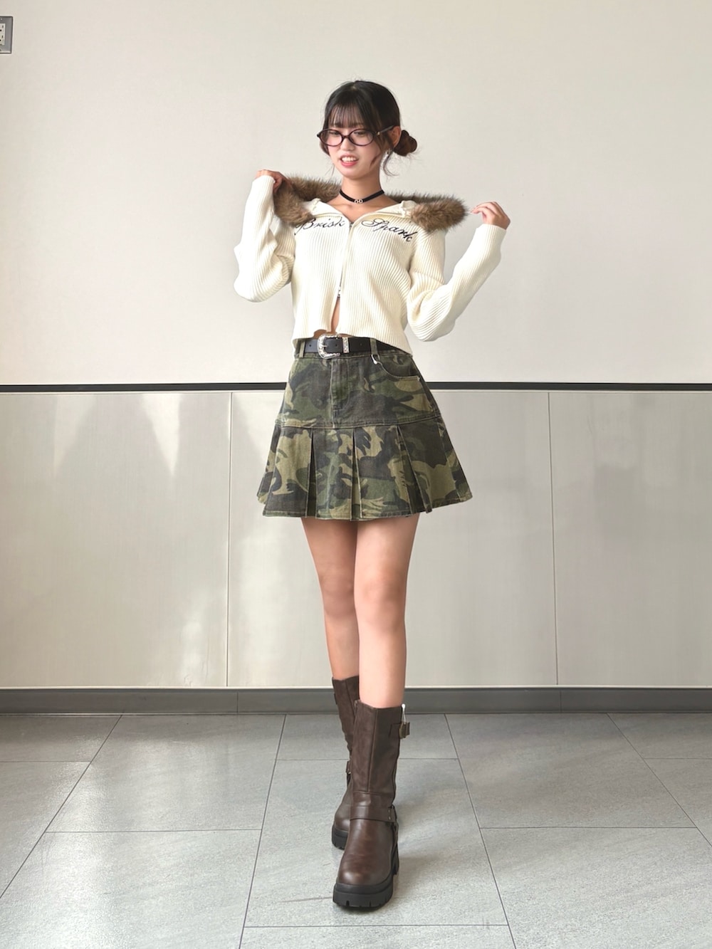 ホワイト系のパーカー、その他のスカート、ブラウン系のブーツを着用したレディースの秋コーディネートの2枚目の写真