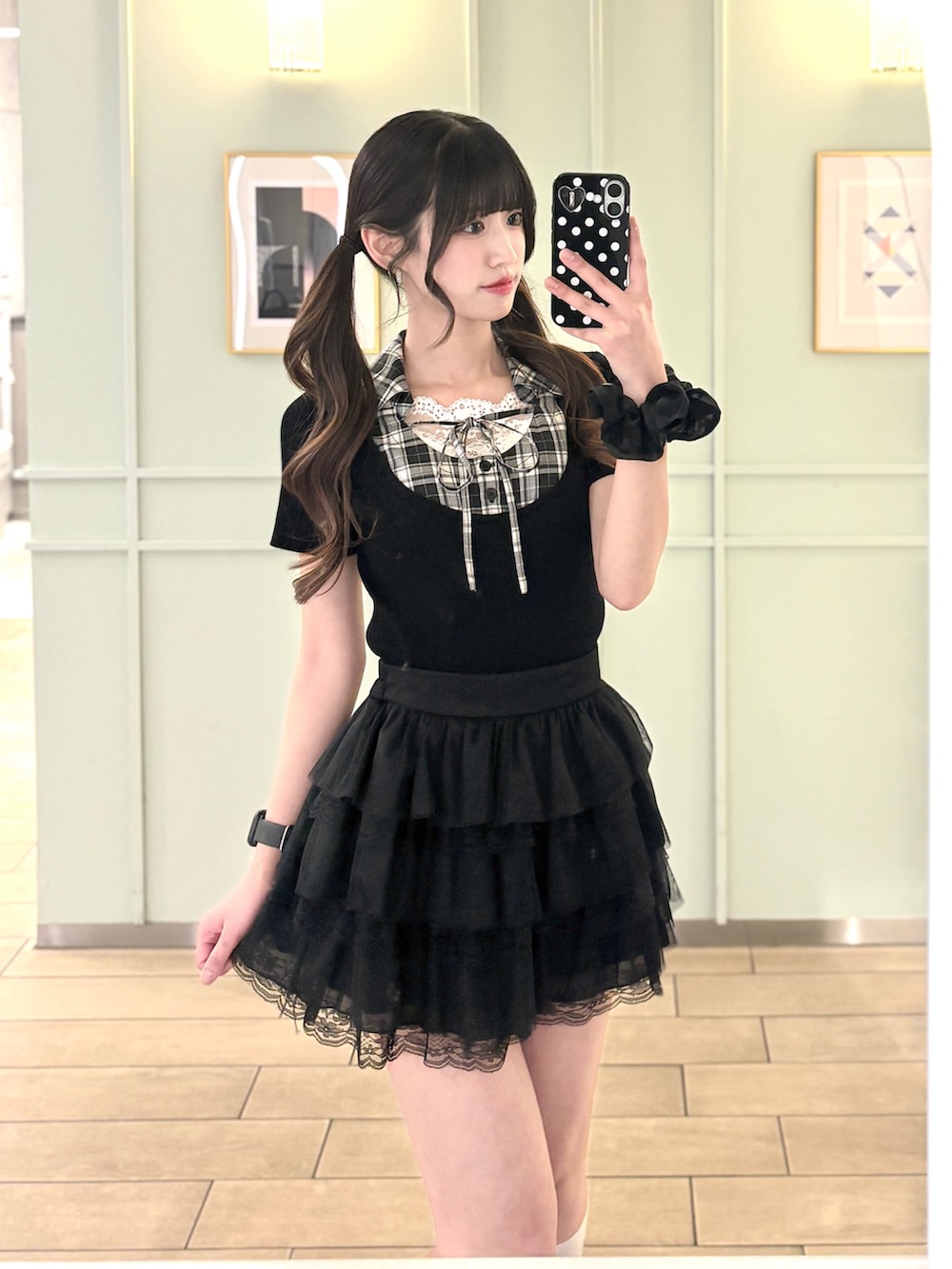 ブラック系のスカート、ブラック系のハンドバッグ、ブラック系のニット/セーターを着用したレディースの春コーディネートの3枚目の写真