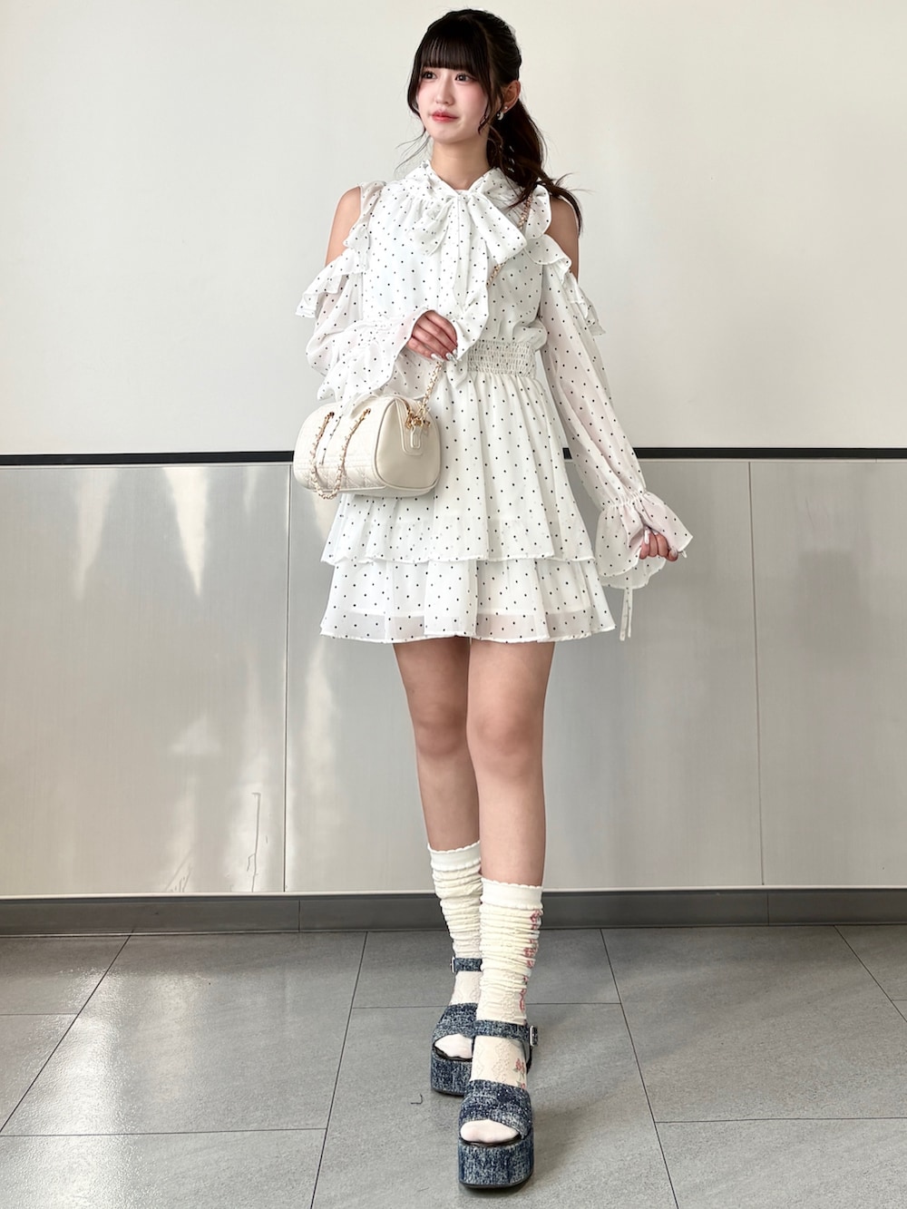 ホワイト系のワンピースを着用したレディースの春コーディネートの3枚目の写真