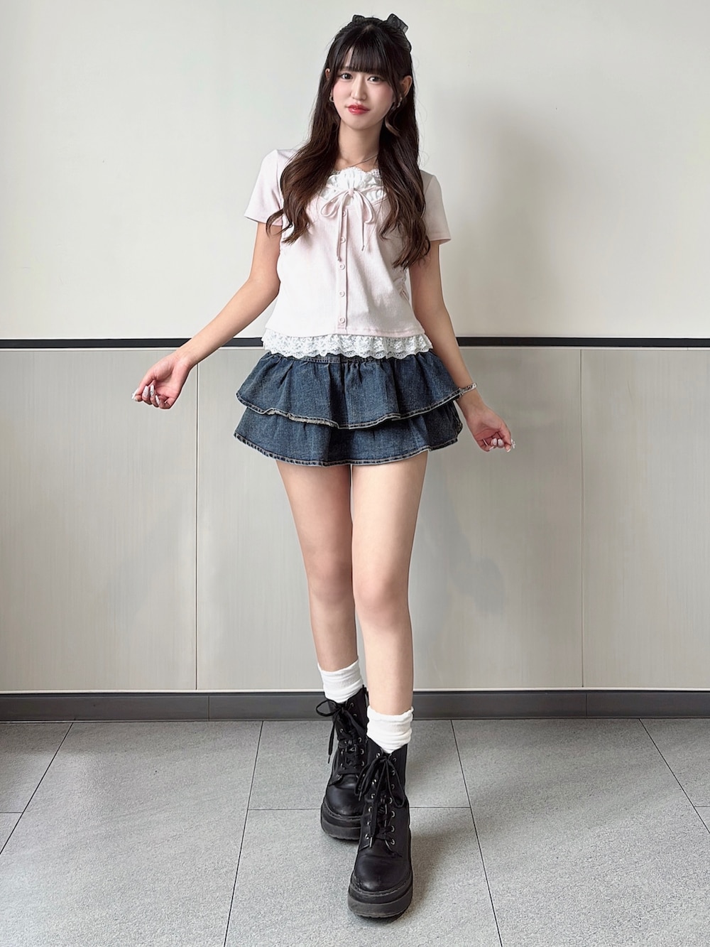 ピンク系のTシャツ/カットソー、ブルー系のスカート、ピンク系のショルダーバッグを着用したレディースの春コーディネートの2枚目の写真