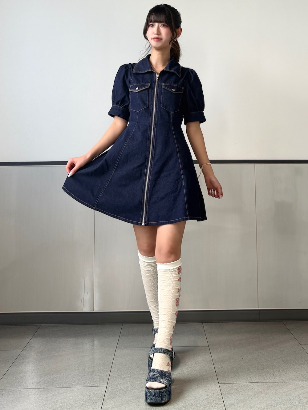 ブルー系のワンピース、ホワイト系のトートバッグ、ホワイト系のその他ヘアアクセサリーを着用したレディースの春コーディネートの3枚目の写真