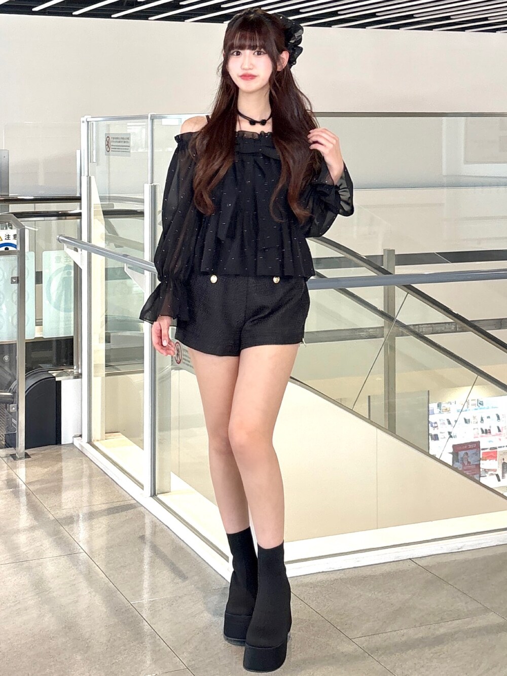 ブラック系のシャツ/ブラウス、ブラック系のその他パンツ、ブラック系のブーツを着用したレディースの秋コーディネートの3枚目の写真