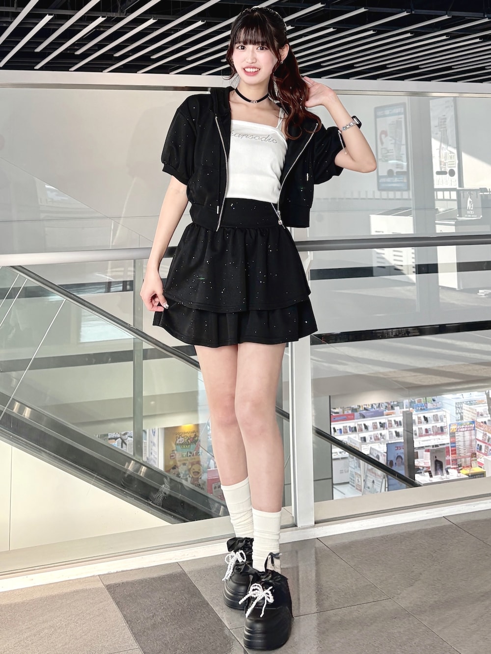 ブラック系のセットアップ、ホワイト系のTシャツ/カットソー、ブラック系のスニーカーを着用したレディースの春コーディネートの3枚目の写真