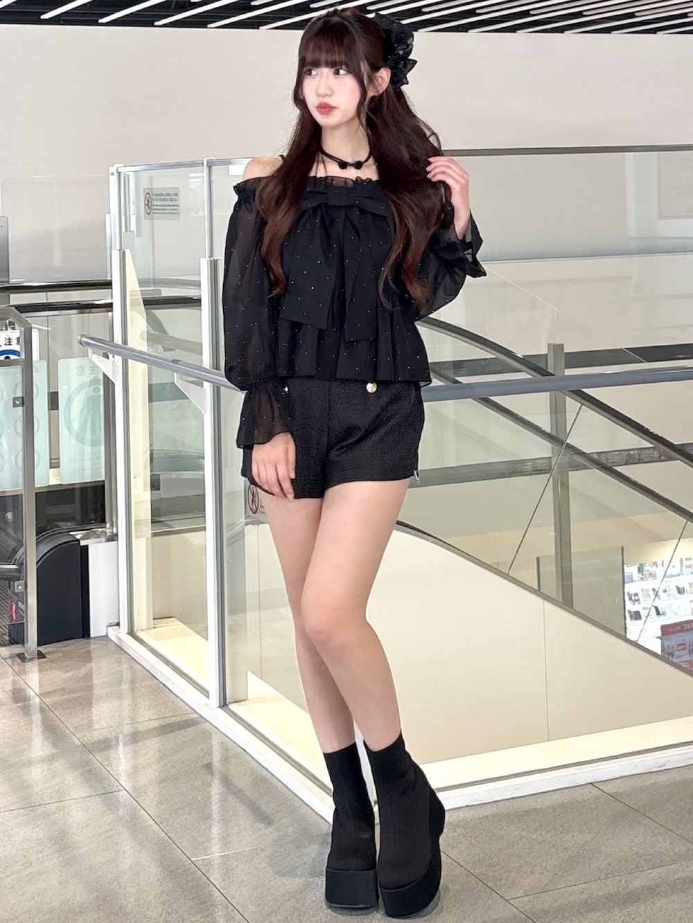 ブラック系のシャツ/ブラウス、ブラック系のその他パンツ、ブラック系のブーツを着用したレディースの秋コーディネートの2枚目の写真
