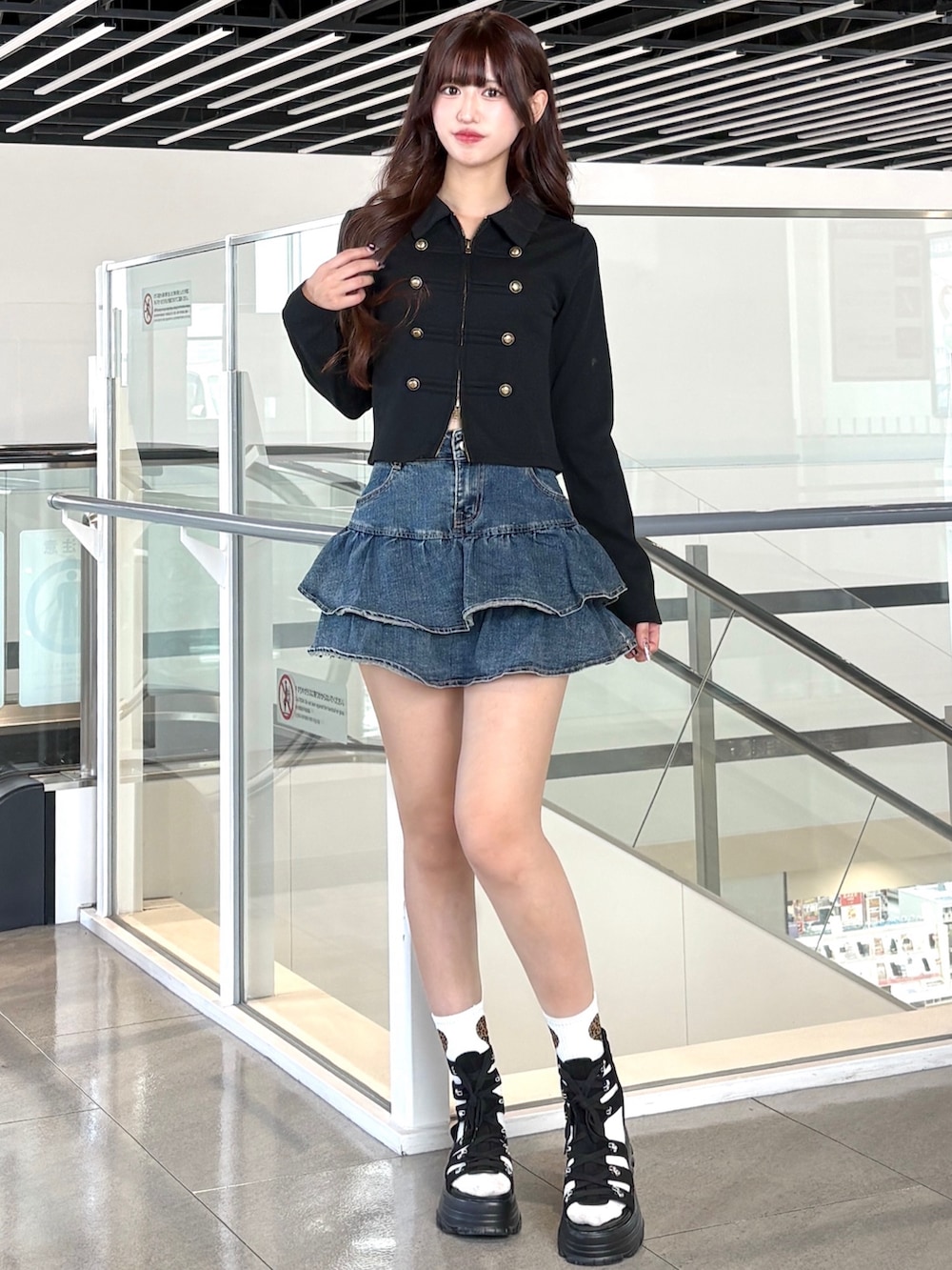 ブラック系のTシャツ/カットソー、ブルー系のスカートを着用したレディースの夏コーディネートの2枚目の写真