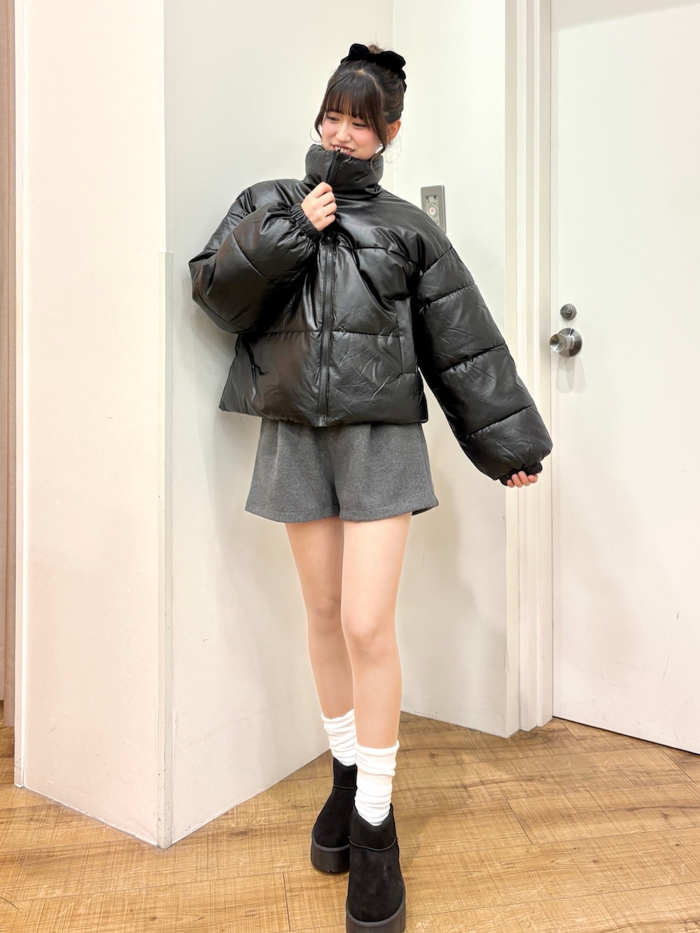 ブラック系のダウンジャケット/コート、グレー系のその他パンツ、ブラック系のブーツを着用したレディースの冬コーディネートの3枚目の写真