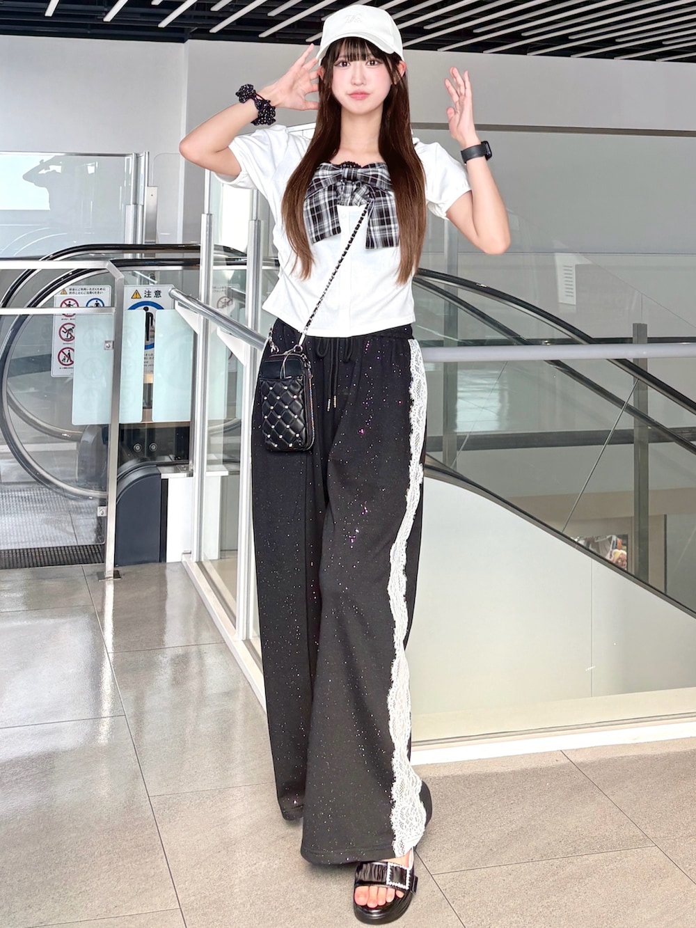 ホワイト系のTシャツ/カットソー、ブラック系のその他パンツ、ブラック系のサンダルを着用したレディースの夏コーディネートの3枚目の写真