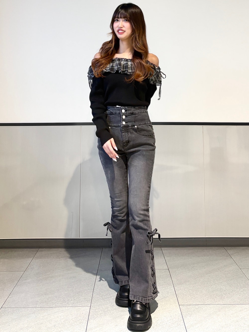 ブラック系のニット/セーターを着用したレディースの冬コーディネートの2枚目の写真