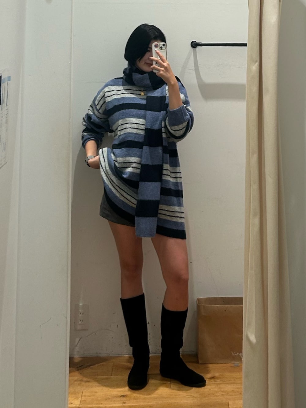 ブルー系のニット/セーター、ブラック系のブーツ、ブルー系のマフラーを着用したレディースの秋コーディネートの3枚目の写真