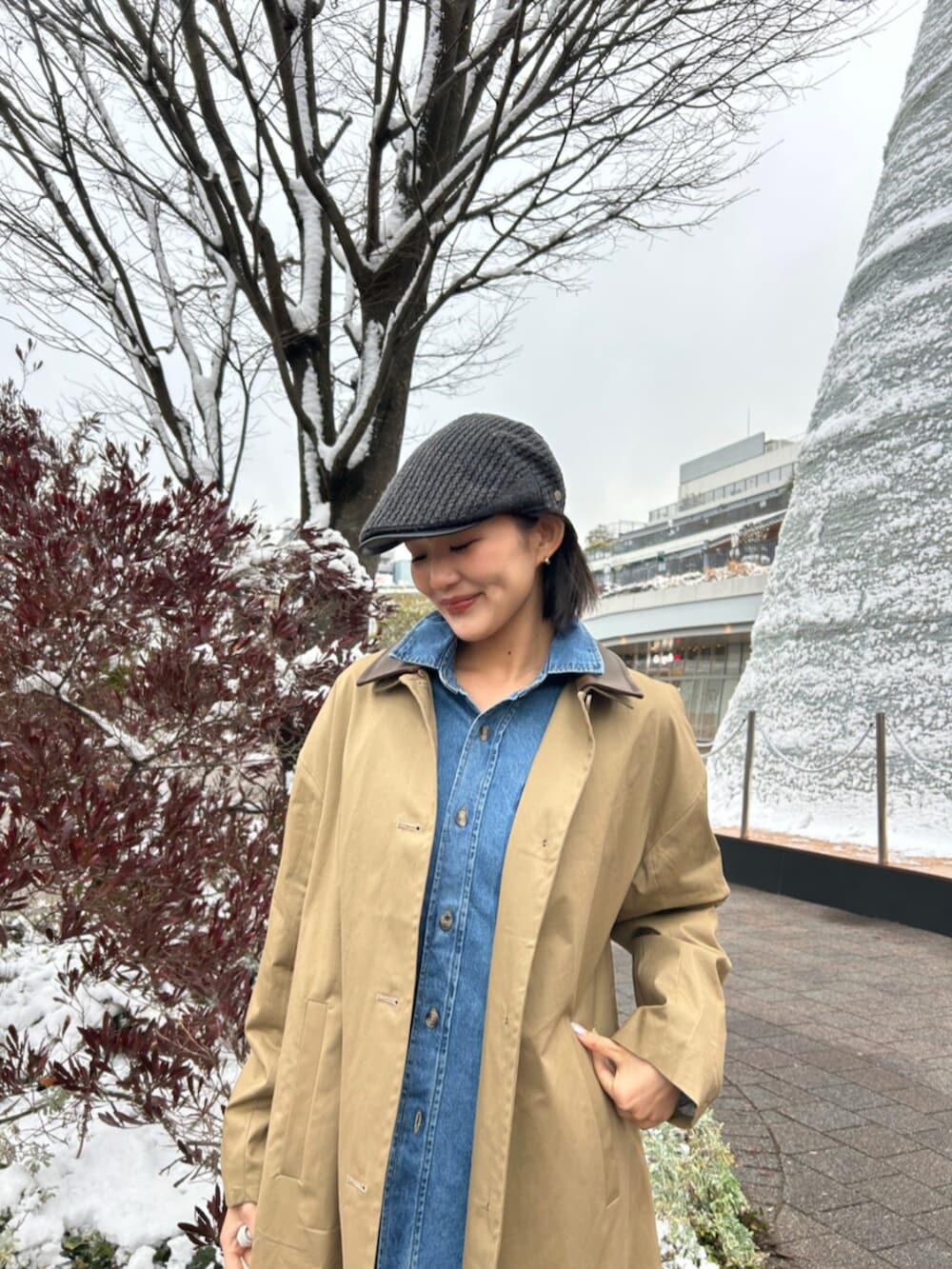 ブルー系のデニムパンツ、ブルー系のシャツ/ブラウス、ベージュ系のステンカラーコートを着用したレディースの冬コーディネートの5枚目の写真
