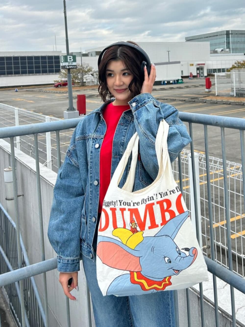 ブルー系のデニムパンツ、ブルー系のデニムジャケット、レッド系のTシャツ/カットソーを着用したレディースの冬コーディネートの5枚目の写真