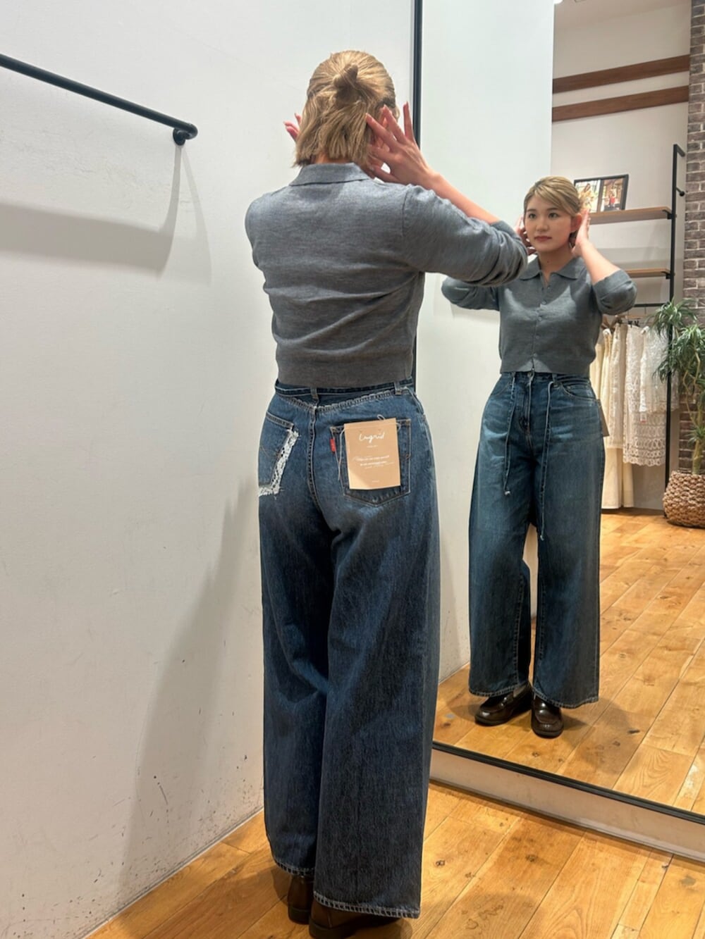 ブルー系のデニムパンツ、グレー系のカーディガン/ボレロを着用したレディースの秋コーディネートの3枚目の写真