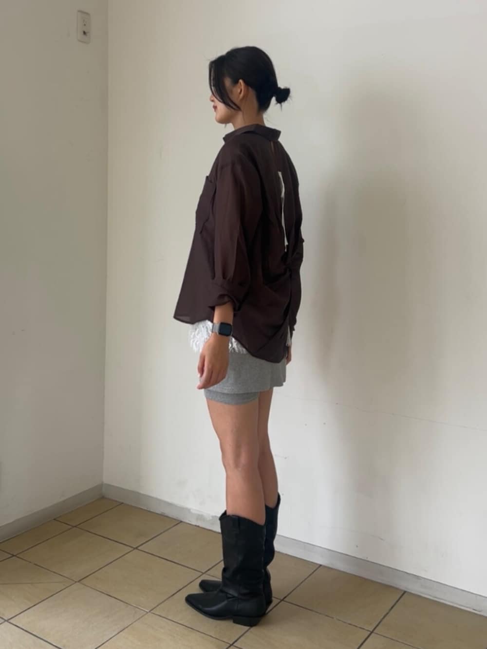 ブラック系のブーツ、グレー系のその他パンツ、ホワイト系のキャミソールを着用したレディースの夏コーディネートの2枚目の写真