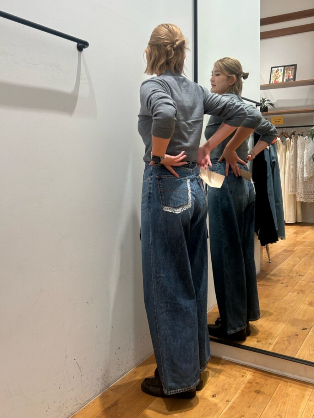 ブルー系のデニムパンツ、グレー系のカーディガン/ボレロを着用したレディースの秋コーディネートの2枚目の写真