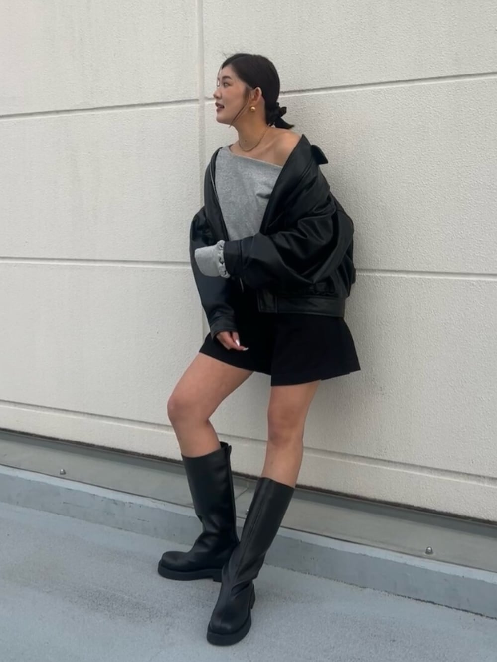 ブラック系のブルゾン、ブラック系のその他パンツ、ブラック系のブーツを着用したレディースの冬コーディネートの5枚目の写真