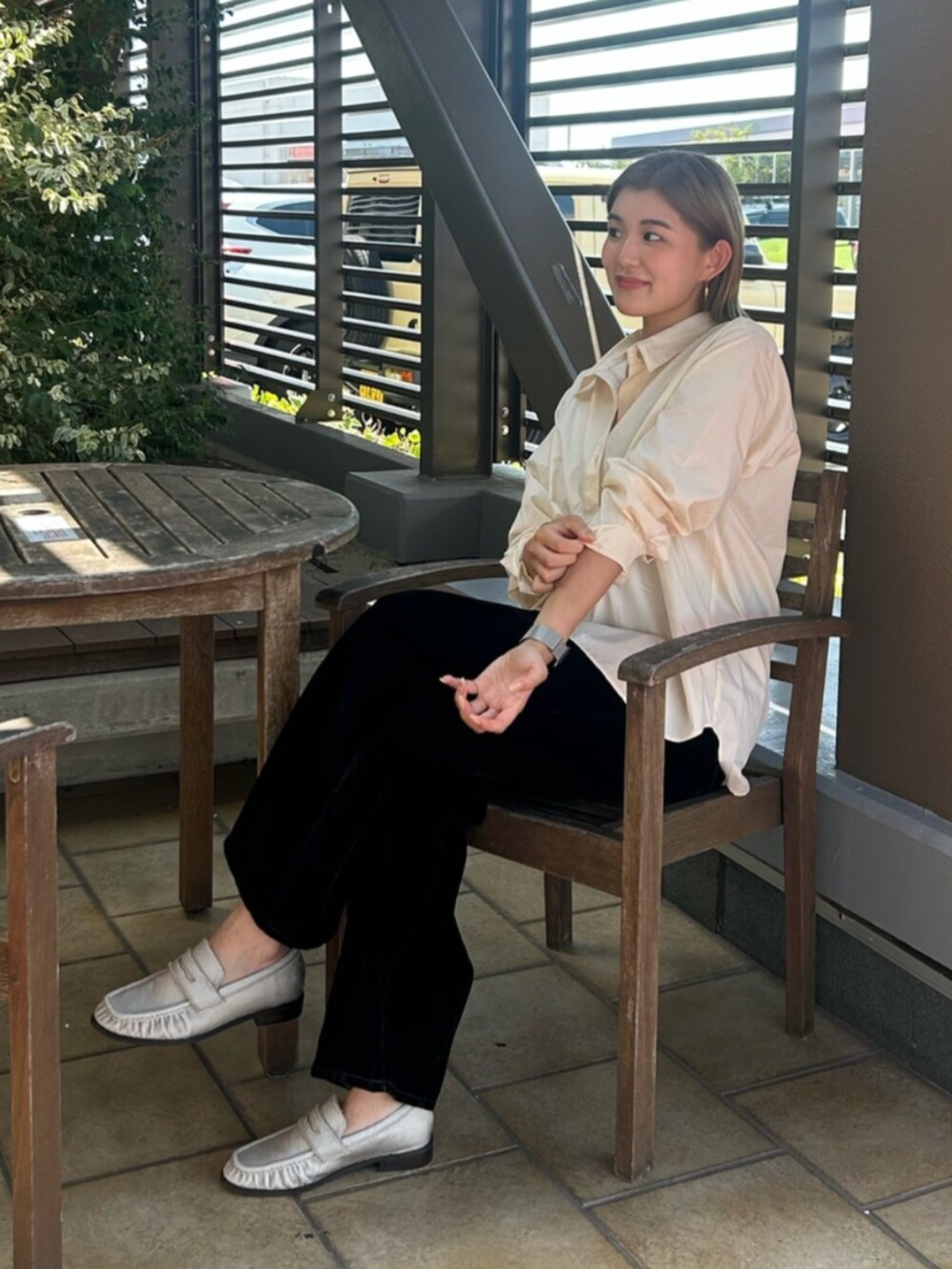 ブラック系のデニムパンツ、ベージュ系のシャツ/ブラウス、ベージュ系のローファーを着用したレディースの夏コーディネートの4枚目の写真