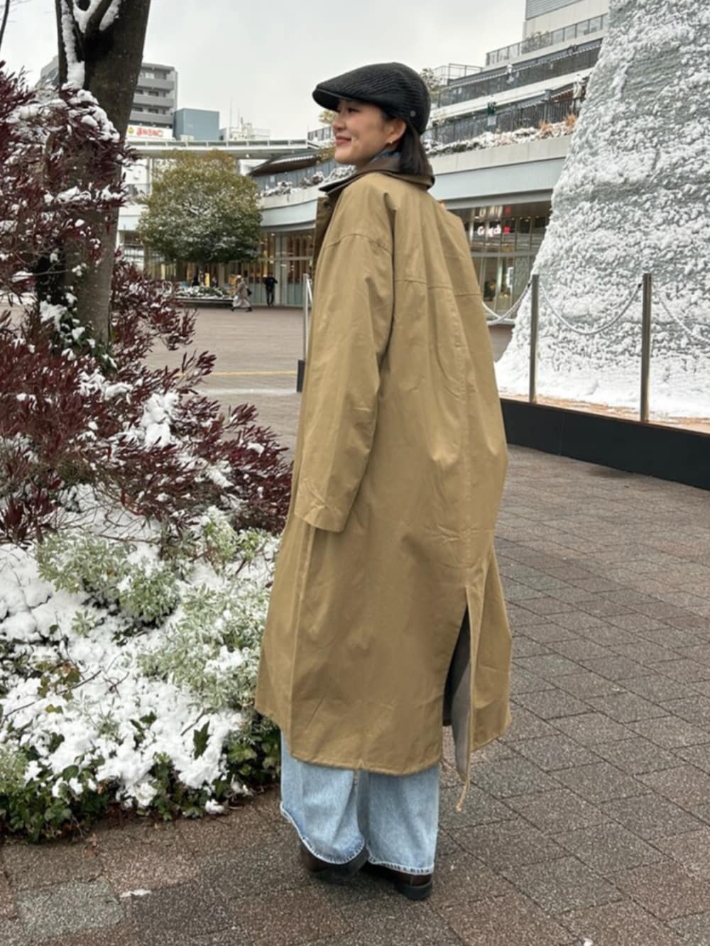 ブルー系のデニムパンツ、ブルー系のシャツ/ブラウス、ベージュ系のステンカラーコートを着用したレディースの冬コーディネートの3枚目の写真
