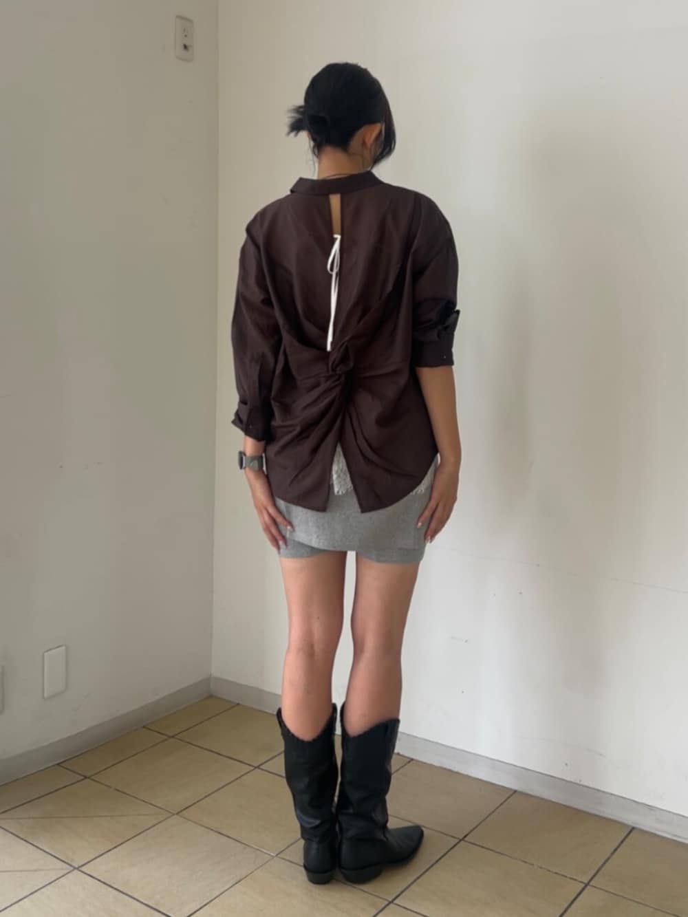 ブラック系のブーツ、グレー系のその他パンツ、ホワイト系のキャミソールを着用したレディースの夏コーディネートの3枚目の写真