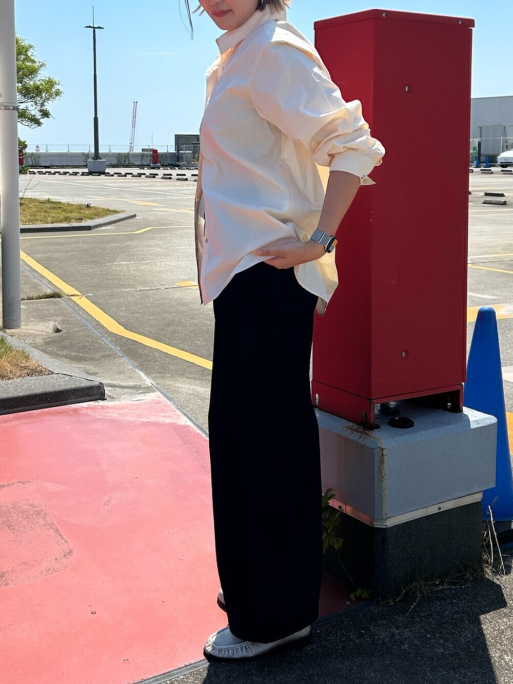 ブラック系のデニムパンツ、ベージュ系のシャツ/ブラウス、ベージュ系のローファーを着用したレディースの夏コーディネートの2枚目の写真