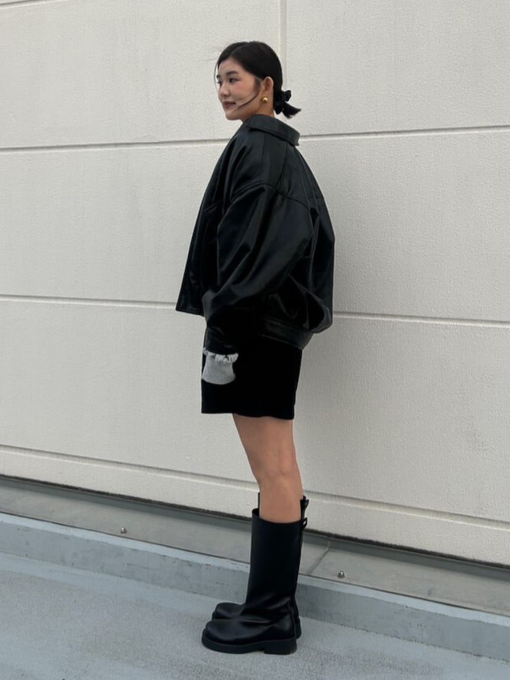 ブラック系のブルゾン、ブラック系のその他パンツ、ブラック系のブーツを着用したレディースの冬コーディネートの2枚目の写真