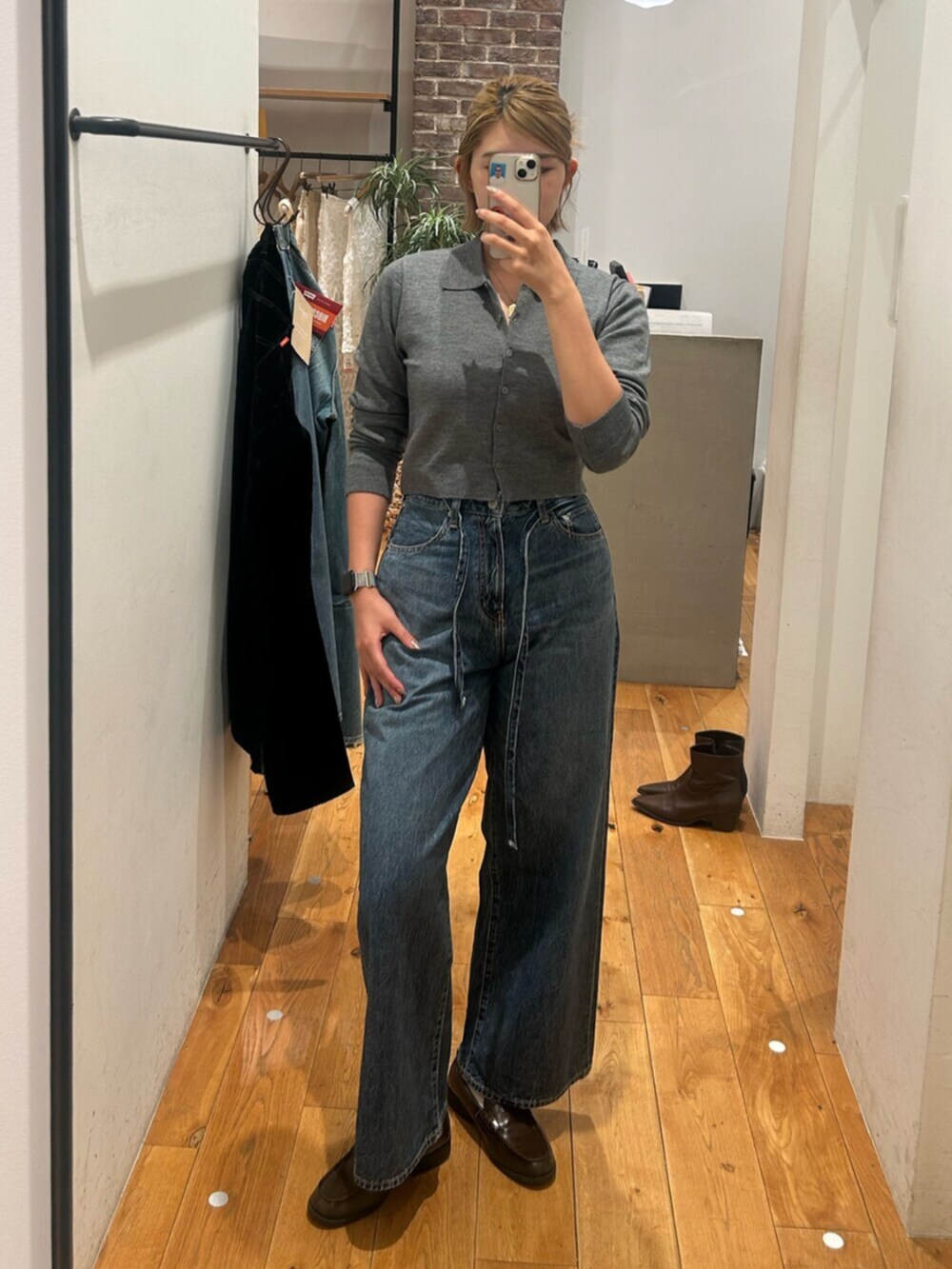 ブルー系のデニムパンツ、グレー系のカーディガン/ボレロを着用したレディースの秋コーディネートの5枚目の写真