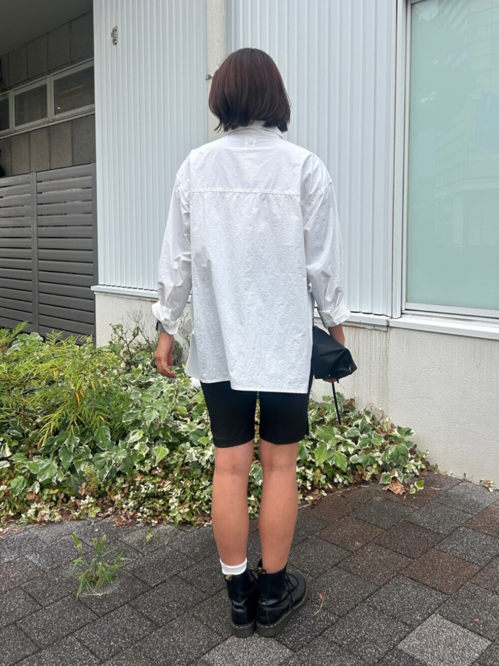 ホワイト系のシャツ/ブラウス、ブラック系のその他パンツ、ブラック系のハンドバッグを着用したレディースの夏コーディネートの3枚目の写真