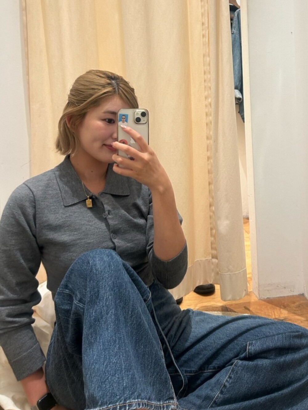 ブルー系のデニムパンツ、グレー系のカーディガン/ボレロを着用したレディースの秋コーディネートの6枚目の写真