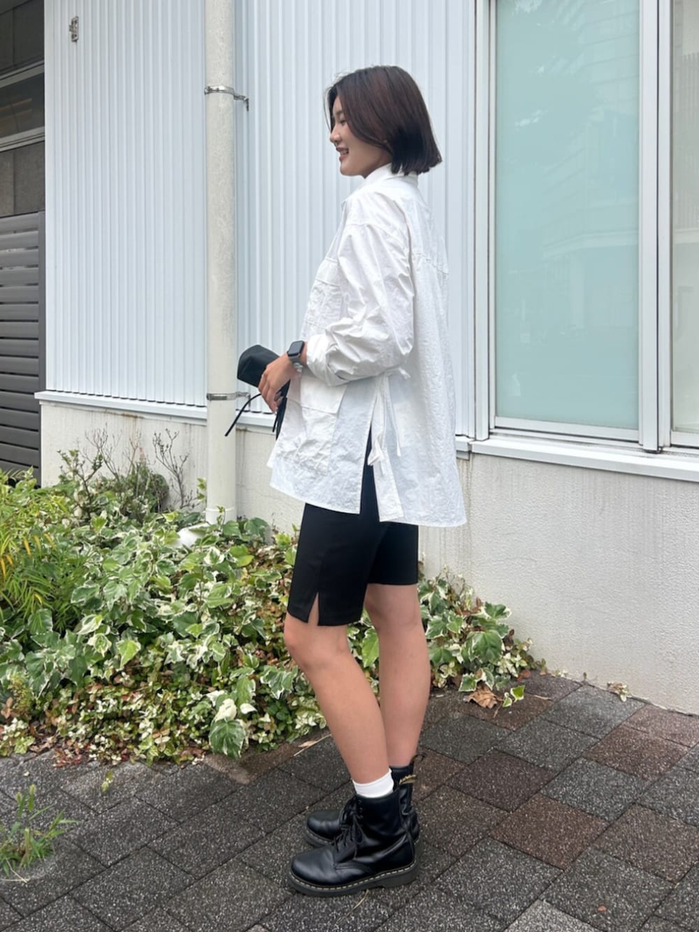 ホワイト系のシャツ/ブラウス、ブラック系のその他パンツ、ブラック系のハンドバッグを着用したレディースの夏コーディネートの2枚目の写真
