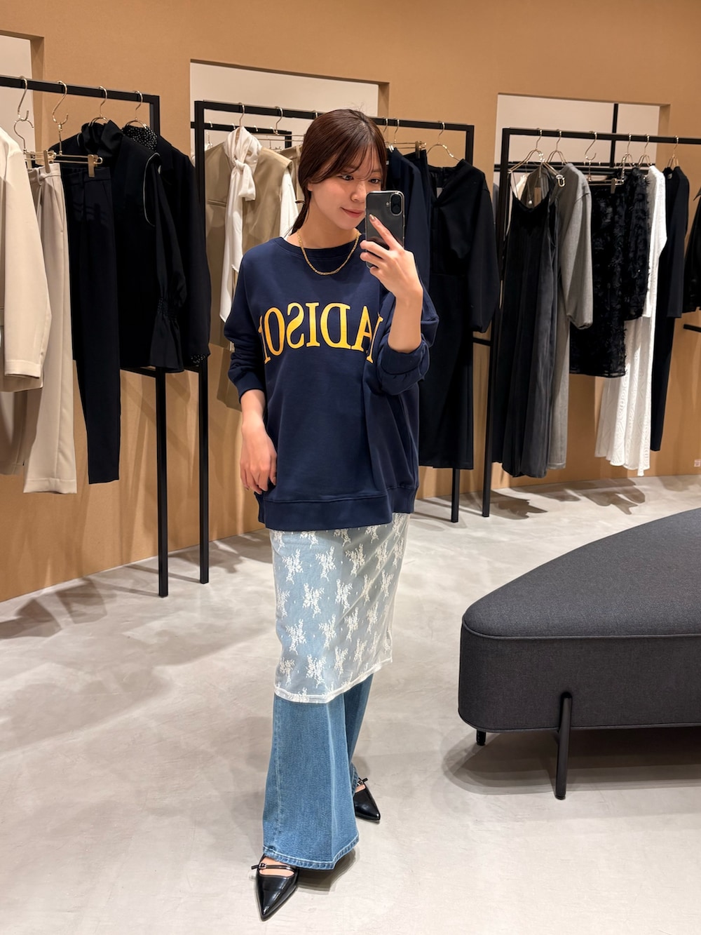 ブルー系のスウェット、ホワイト系のチュニック、ブラック系のパンプスを着用したレディースの冬コーディネートの4枚目の写真